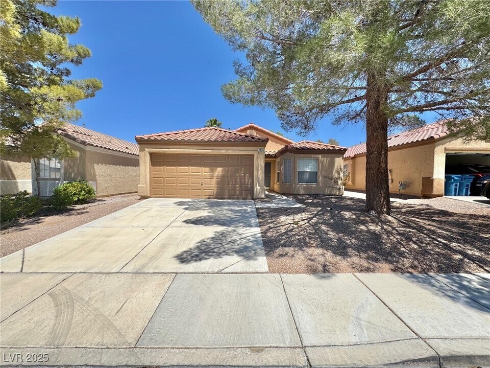 1396 Dragon Rock Dr in Henderson, NV - Building Photo