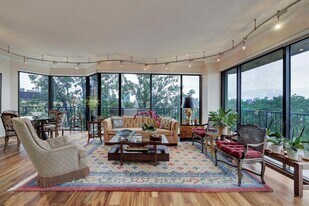 3350 McCue Rd in Houston, TX - Building Photo