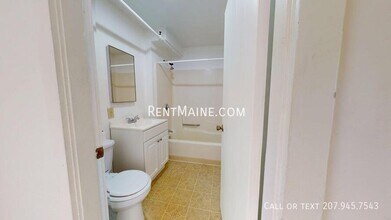 2412 Western Ave in Newburgh, ME - Foto de edificio - Building Photo