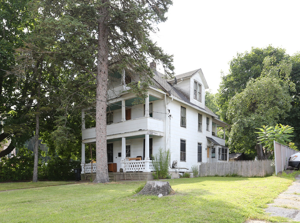 472 E Main St in Torrington, CT - Building Photo