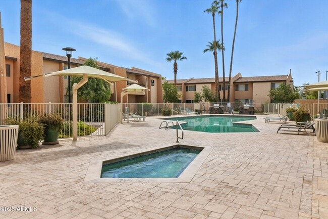 8055 E Thomas Rd, Unit N201 in Scottsdale, AZ - Foto de edificio - Building Photo
