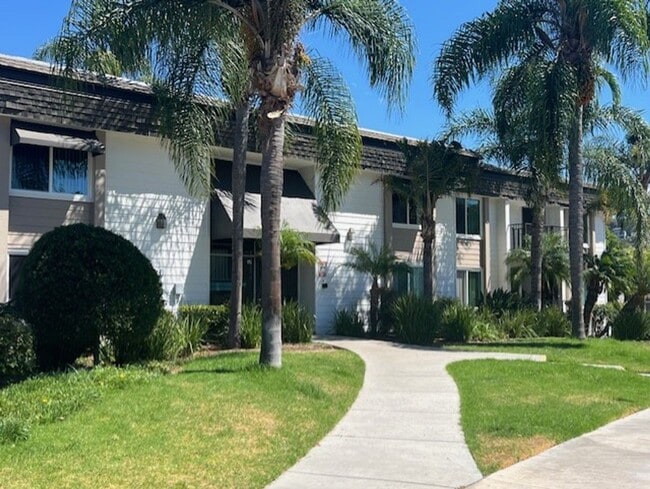 The Village at La Mesa in La Mesa, CA - Foto de edificio - Building Photo