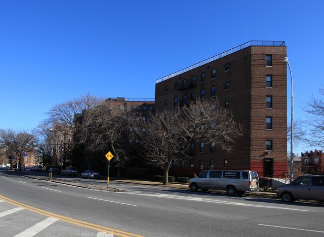 Virginia Gardens in Brooklyn, NY - Foto de edificio - Building Photo