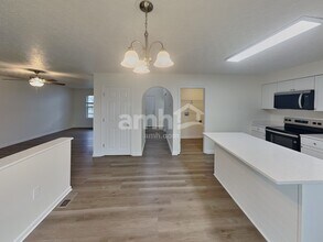 201 Victorian Dr in Commercial Point, OH - Foto de edificio - Building Photo