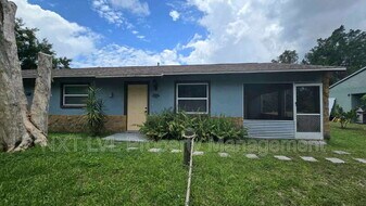 2095 Eloise Cir in North Fort Myers, FL - Building Photo