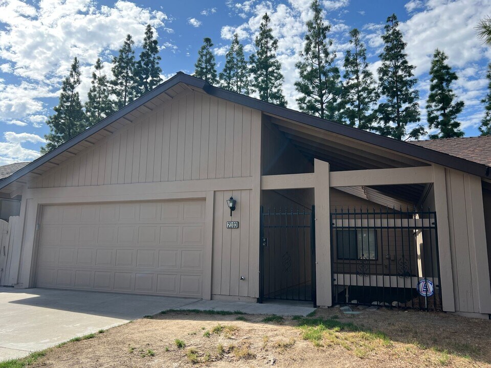 2103 Manning St in Bakersfield, CA - Building Photo