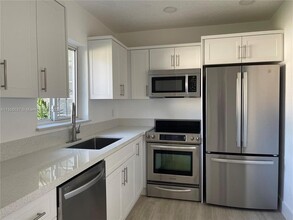 6117 SW 48th Ct, Unit 2 in Davie, FL - Building Photo - Building Photo