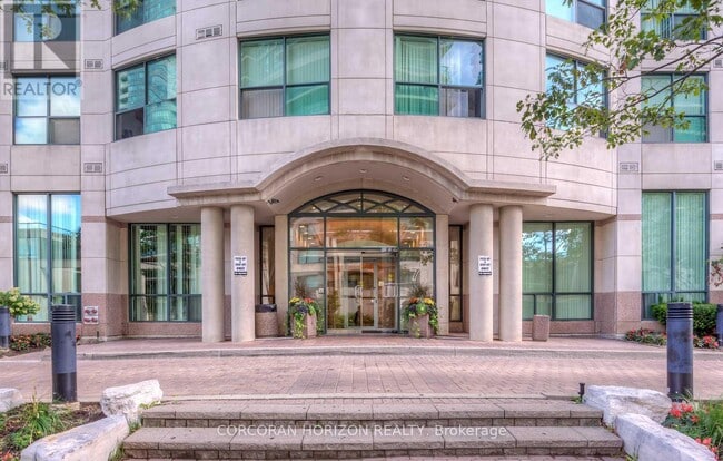 7 Lorraine Dr in Toronto, ON - Building Photo - Building Photo