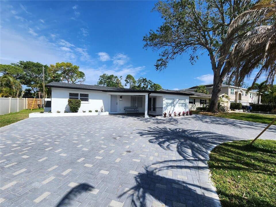 4619 Helena St NE in St. Petersburg, FL - Building Photo