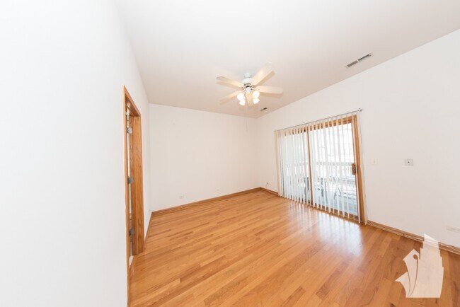 2741 N Southport Ave, Unit 2741 1 N in Chicago, IL - Building Photo - Building Photo