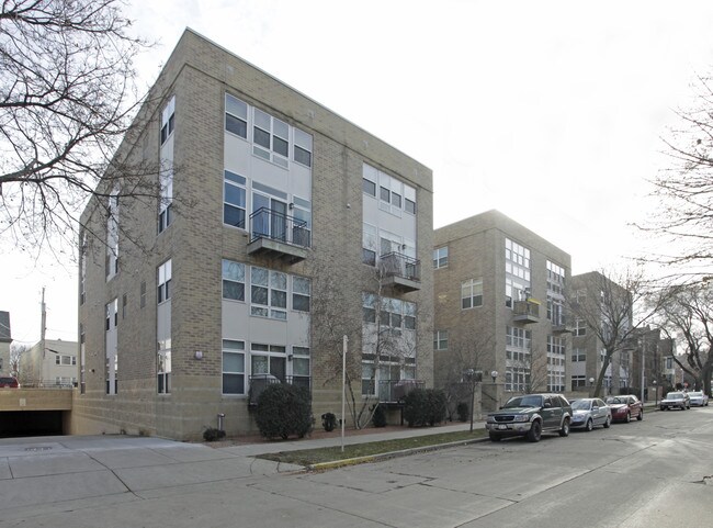 1550 N Warren Ave in Milwaukee, WI - Foto de edificio - Building Photo