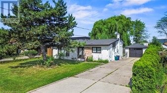 523 Pinegrove Rd in Oakville, ON - Building Photo