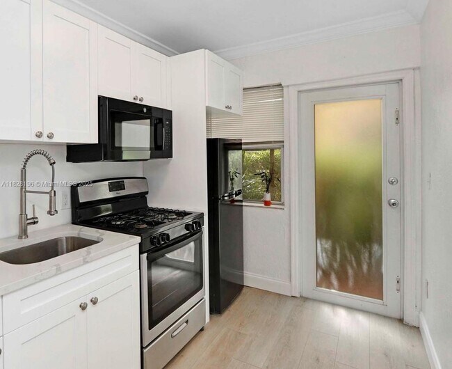 6831 Abbott Ave in Miami Beach, FL - Building Photo - Building Photo