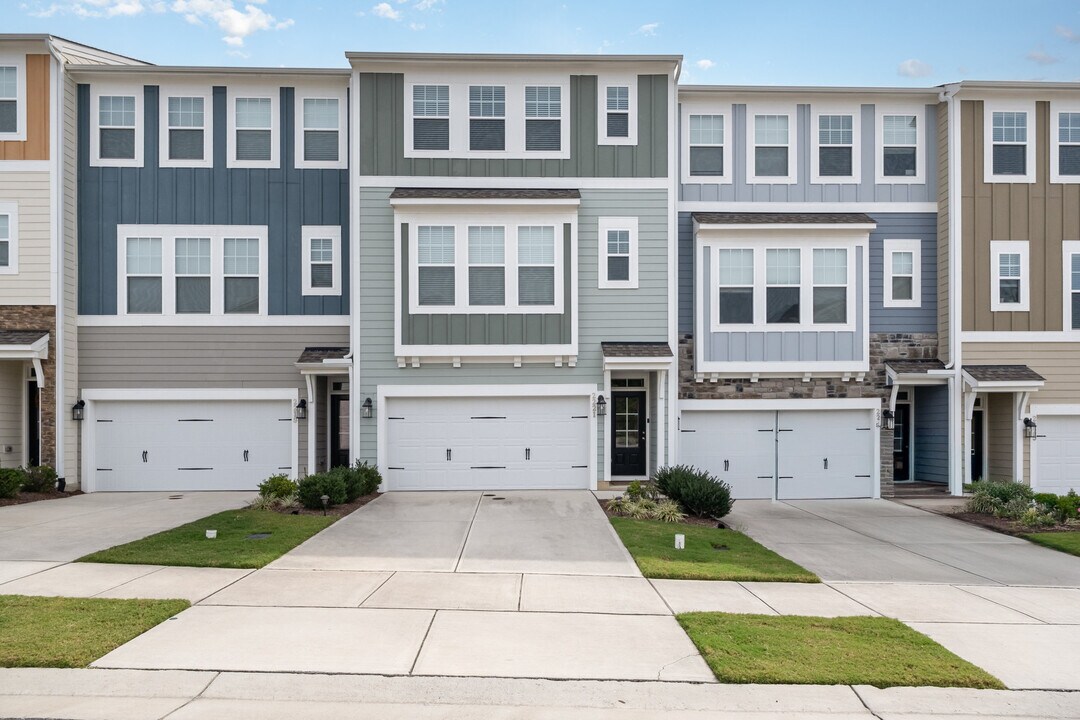 2221 Grants Pass Sta in Apex, NC - Building Photo