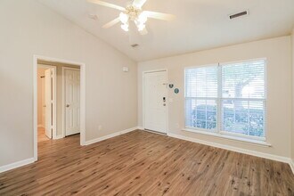 720 Dellwood Dr in Smyrna, TN - Foto de edificio - Building Photo