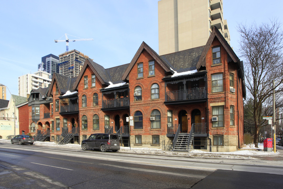 561-575 Church St in Toronto, ON - Building Photo