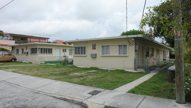 1045 SW 5th St in Miami, FL - Building Photo - Building Photo