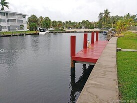 581 Blue Heron Dr in Hallandale Beach, FL - Building Photo