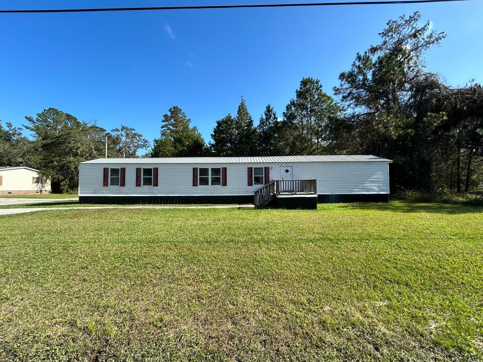 1118 Griffin Rd in Allenhurst, GA - Foto de edificio