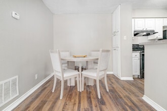 Stratton Park Apartments in San Antonio, TX - Foto de edificio - Building Photo