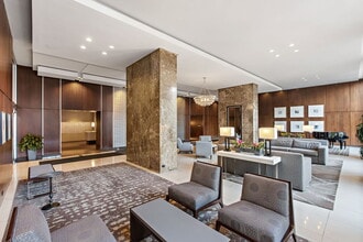 655 W Irving Park Rd in Chicago, IL - Building Photo - Building Photo