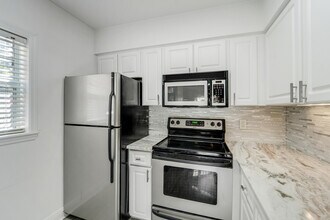 1035 Lake Shore Dr in West Palm Beach, FL - Foto de edificio - Building Photo
