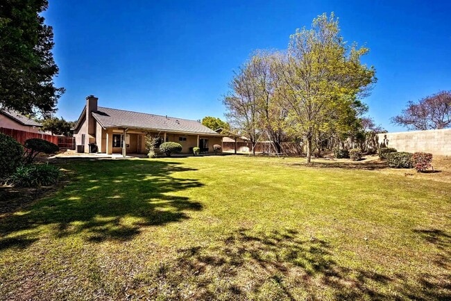 5704 Charleville Ln in Bakersfield, CA - Building Photo - Building Photo