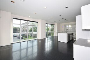 207 Pierce St, Unit 201 in Houston, TX - Building Photo