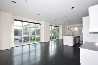 207 Pierce St, Unit 201 in Houston, TX - Building Photo - Building Photo