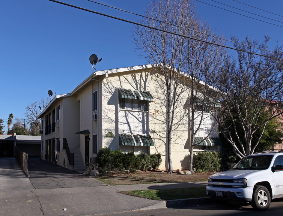 7418 Canby Ave in Reseda, CA - Foto de edificio