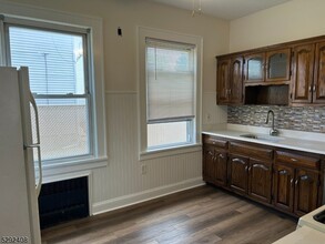 136 Carlton Ave, Unit 1 in East Rutherford, NJ - Building Photo - Building Photo