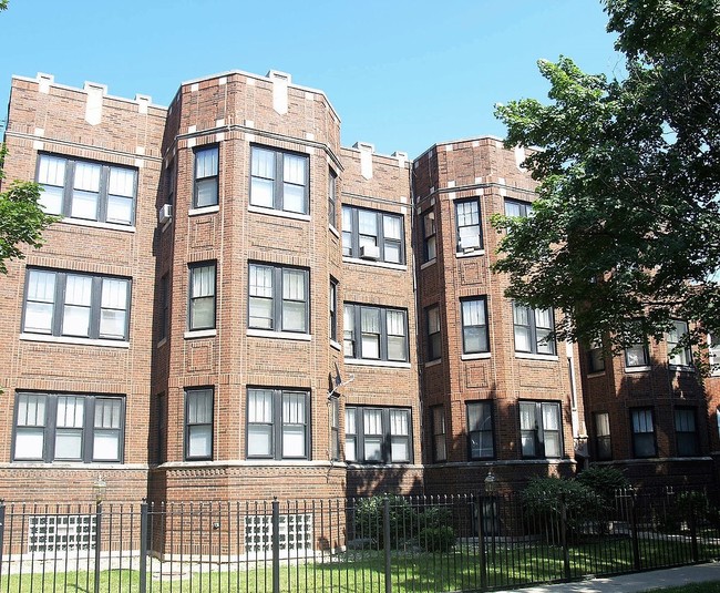 8005 S Langley Ave in Chicago, IL - Foto de edificio - Building Photo