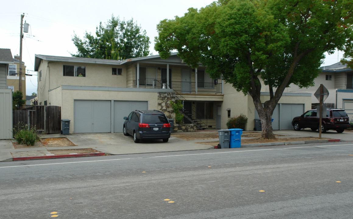 7374 Rainbow Dr in Cupertino, CA - Foto de edificio