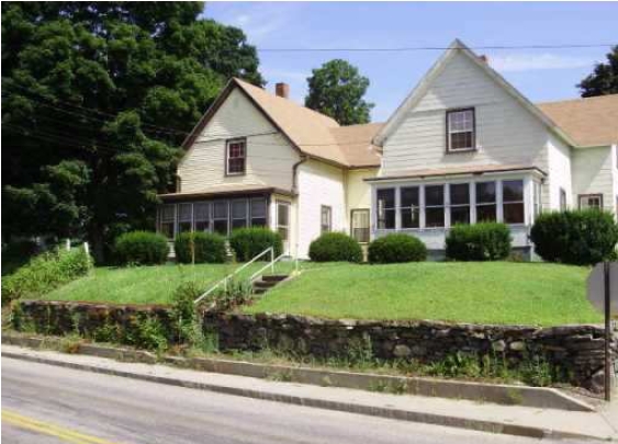 111 Woodstock Ave in Putnam, CT - Building Photo