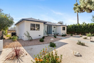 15836 Chatsworth St in Granada Hills, CA - Foto de edificio - Building Photo