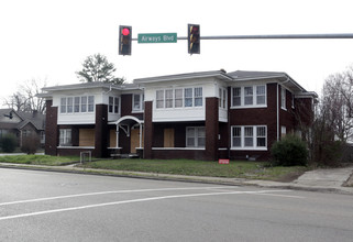 Poplar Plaza Apartments in Jackson, TN - Building Photo - Building Photo