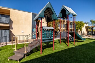 Summerwood Park Apartments in Torrance, CA - Foto de edificio - Building Photo