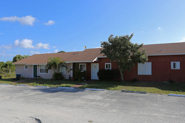 2210 Pretty Ln in West Palm Beach, FL - Foto de edificio - Building Photo