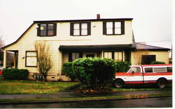 621 Houser Way S in Renton, WA - Foto de edificio