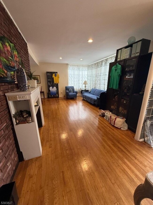 916 W Elm St in Linden, NJ - Building Photo - Building Photo