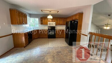 712 NE Adams Dr in Lee's Summit, MO - Building Photo - Building Photo