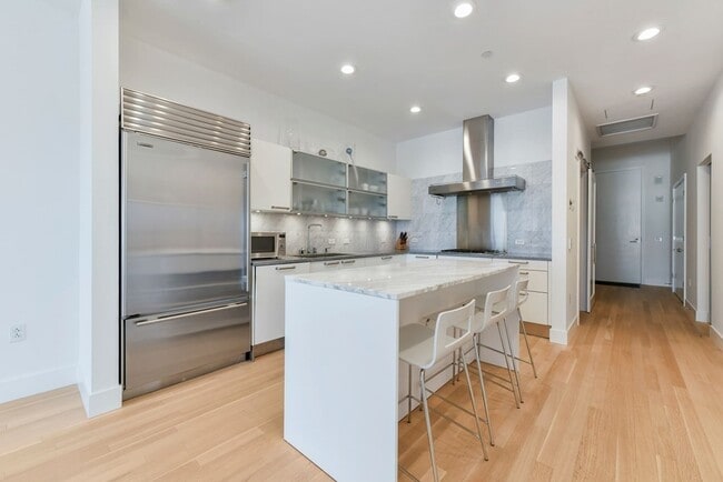 288 Newbury St, Unit 610