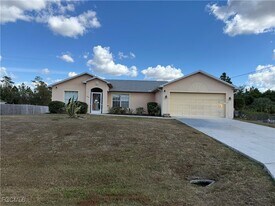 902 McArthur Ave in Lehigh Acres, FL - Building Photo