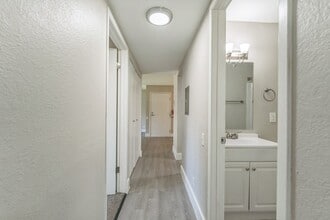 Pine Creek Apartments in Holland, MI - Foto de edificio - Building Photo