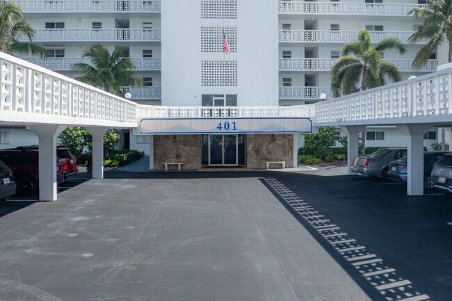 401 Lake Shore Dr in Lake Park, FL - Building Photo - Building Photo