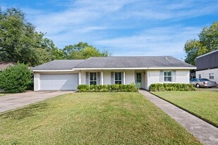 4738 Spellman Rd in Houston, TX - Building Photo