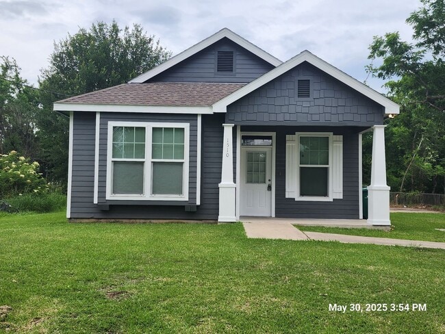 property at 1510 W Curtis Ave