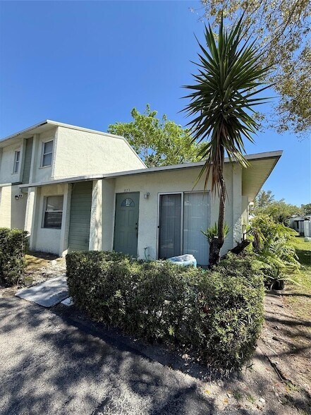 873 Crystal Lake Dr in Pompano Beach, FL - Building Photo