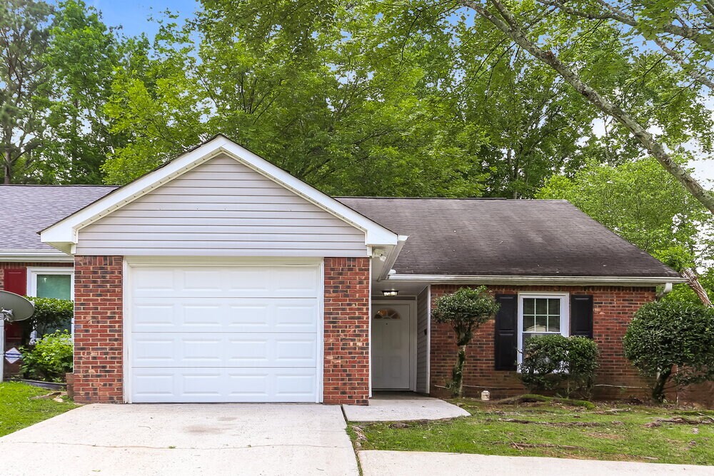 7960 Creekstone Way in Riverdale, GA - Building Photo
