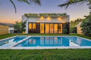 34 SW 26th Rd in Miami, FL - Building Photo